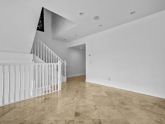 4th image of 305 Columbia St