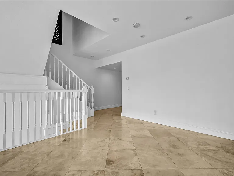 305 Columbia St — Photo 4