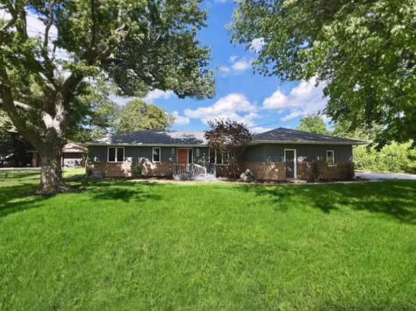 1108 Pearl Dr, Mahomet, IL 61853