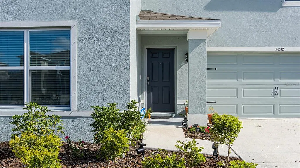 4 bed, 3.0 bath, 2371 sqft, $2,800 — Photo 2