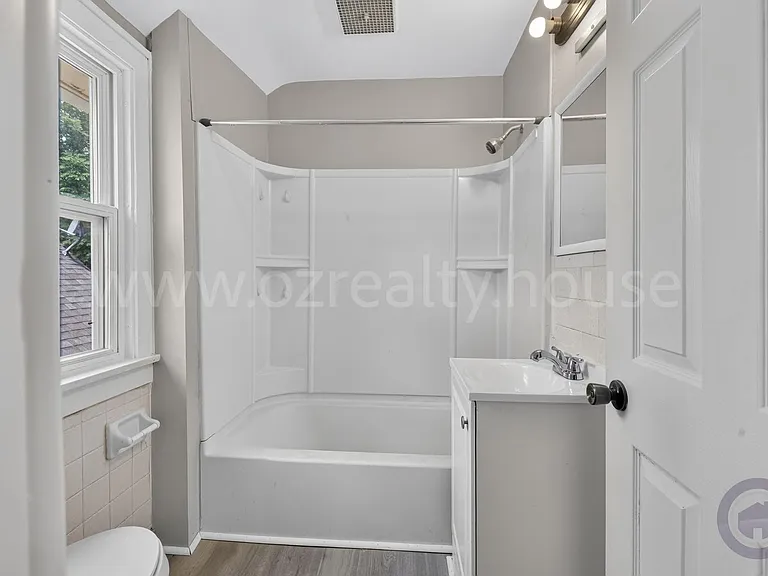 2034 Berkshire Pl — Photo 12