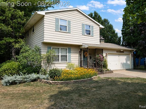 2nd image of 605 Autumn Dr