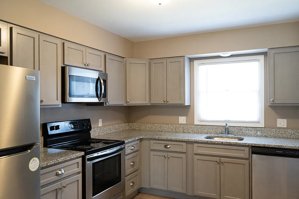 3 bed, 1.5 bath, 892 sqft, $1,899 — Photo 2