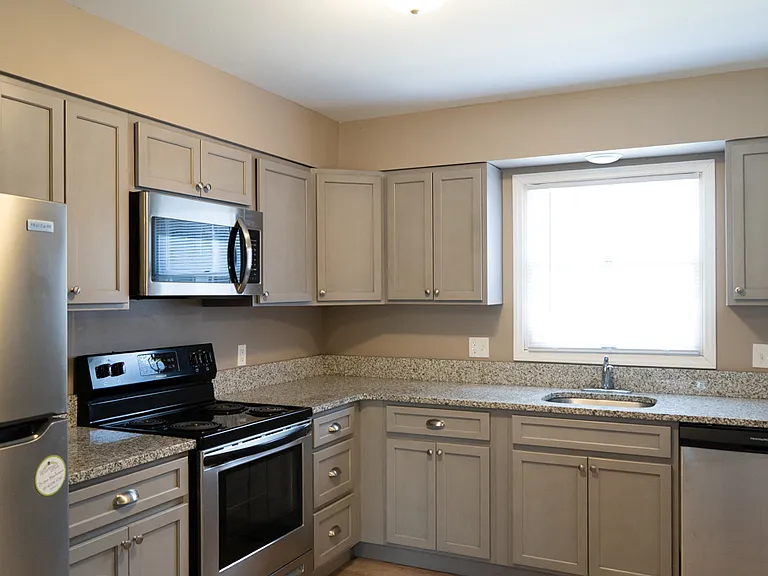 610 Southgate Dr — Photo 2