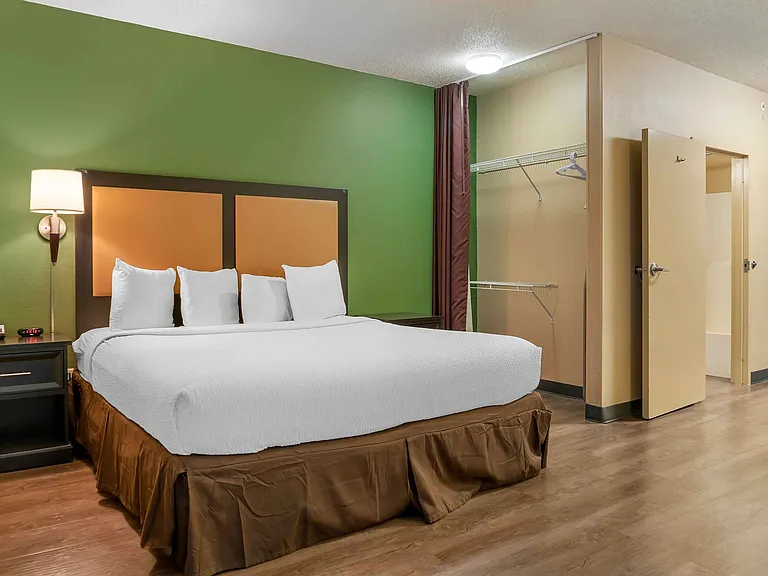 Deluxe Studio - 1 King Bed