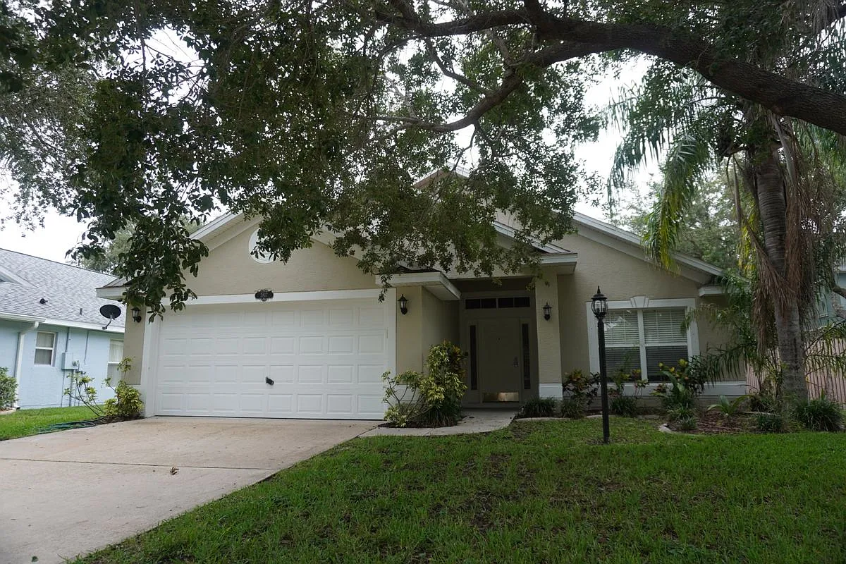 4 bed, 3.0 bath, 2215 sqft, $2,400 — Photo 2