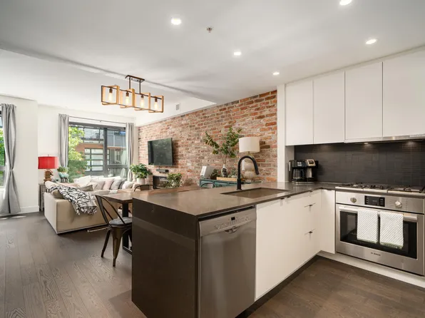 83 Moody St #6, Pt Moody, BC V3H 2P5