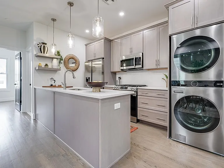 Kitchen, laundry