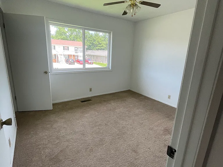2527 Eastview Dr — Photo 5