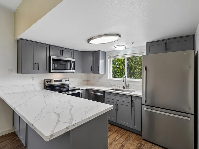 Sunset Highlands Apartments — Photo 30