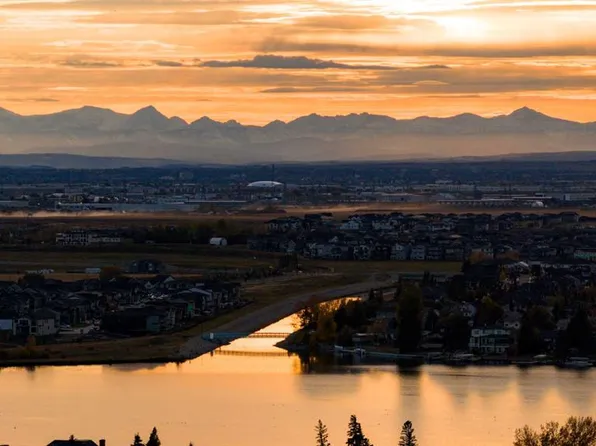 243 E Kinniburgh Rd, Chestermere, AB T1X 0Y7