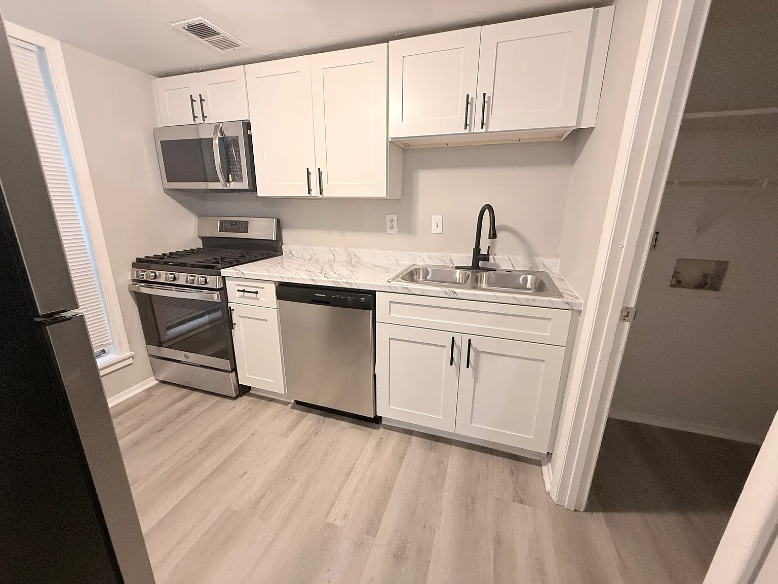 2 bed, 2.5 bath, 1326 sqft, $1,595 — Photo 2