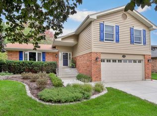 449 Farnham Ln, Wheaton, IL 60189