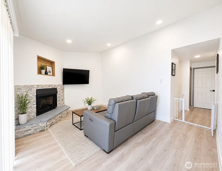 5th image of 1852 Central Place S #E46