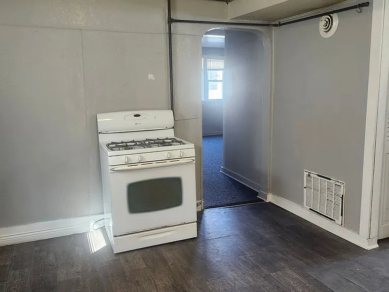 2562 S 9th St — Photo 17