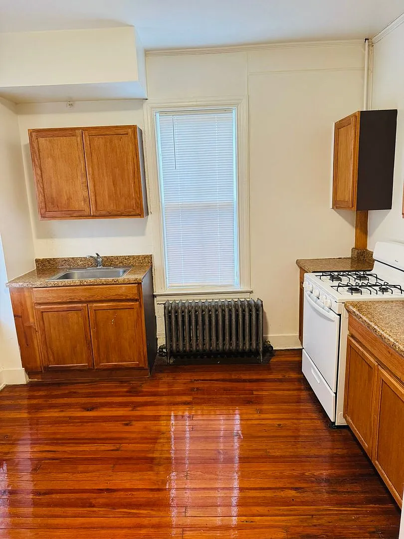 Building Photo - 643 W Princess St #2