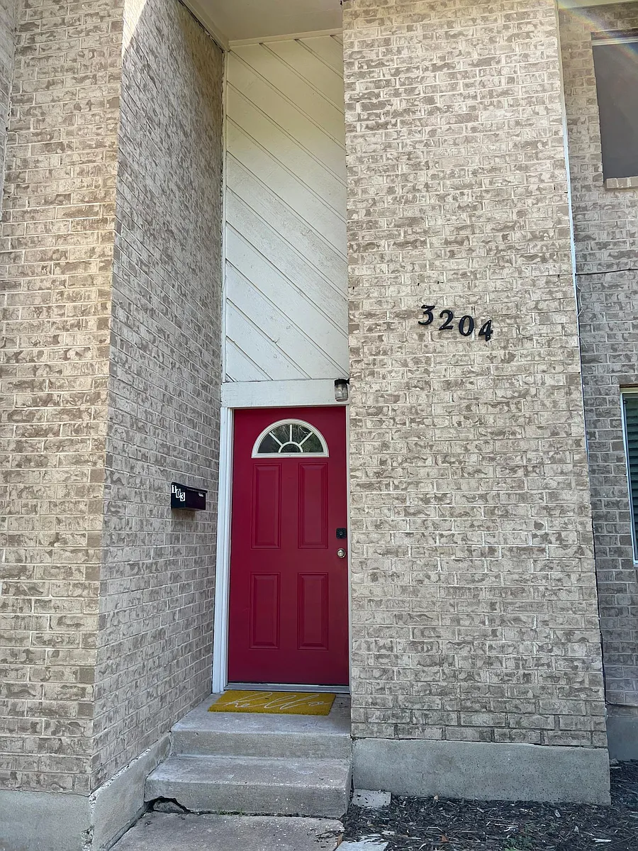 Corner unit - 3204 Mossrock Dr #101