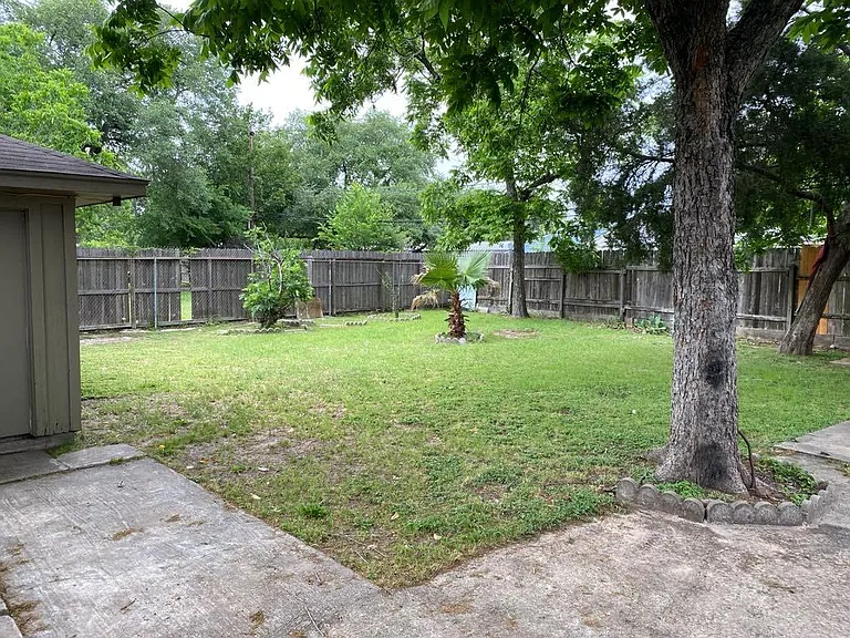 8410 Sonneville Dr — Photo 15