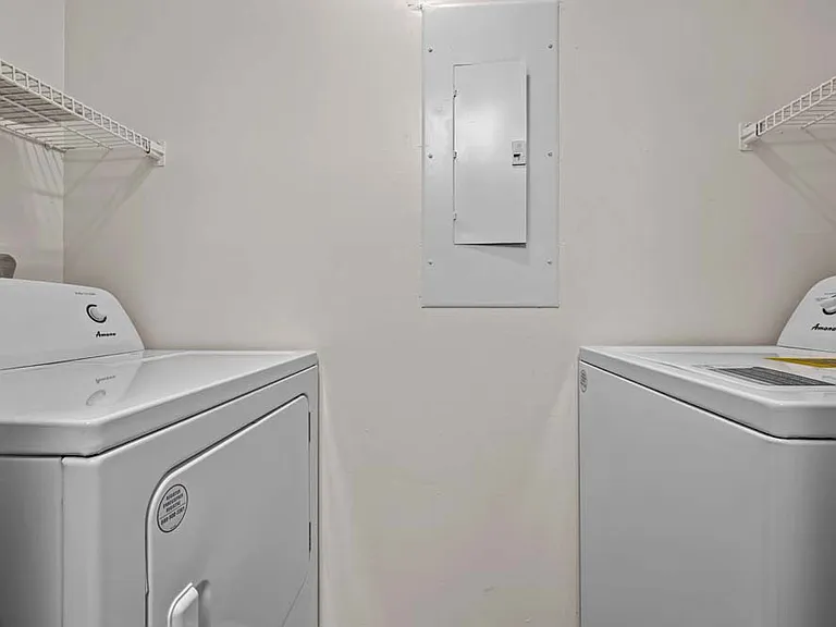 Runaway Bay Apartments — Photo 17