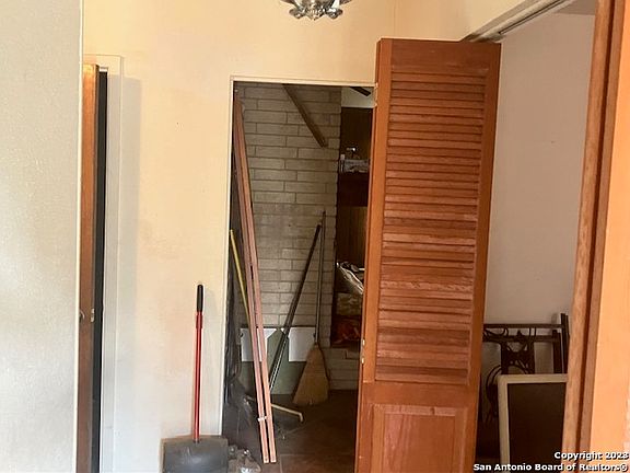 4th image of 551 SENISA DR