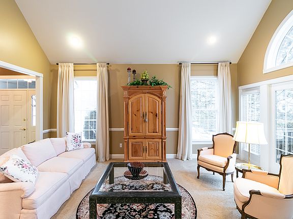 3rd image of 44481 Broadmoor Blvd