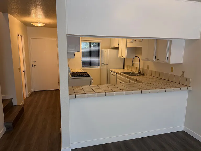 1736 Cable St #3 — Photo 5