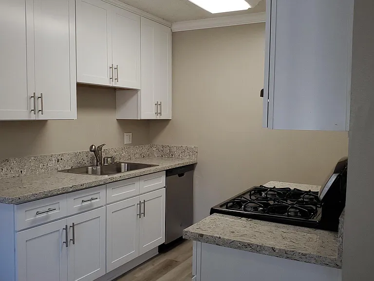 Tustin Garden Apartments — Photo 22