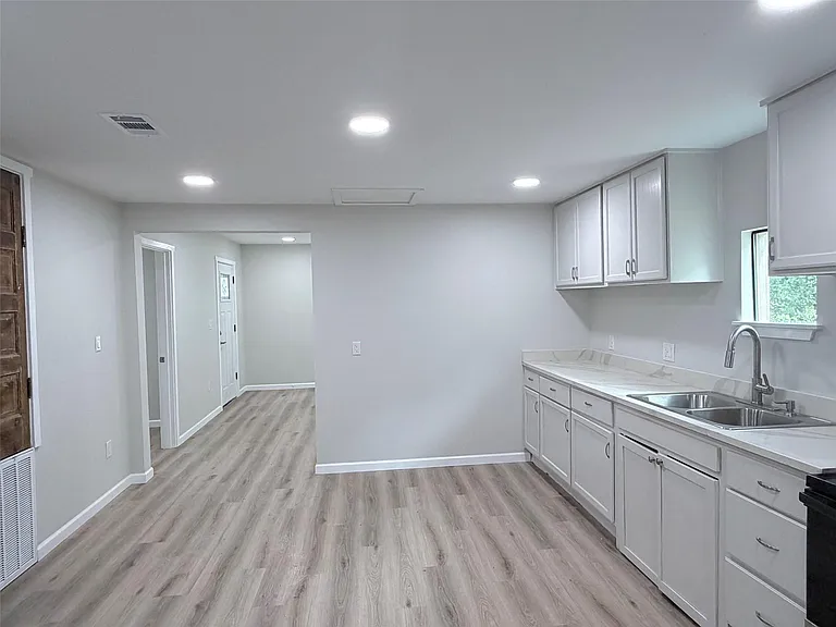 403 Taylor St — Photo 8