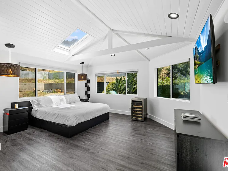 1750 N Beverly Glen Blvd — Photo 17