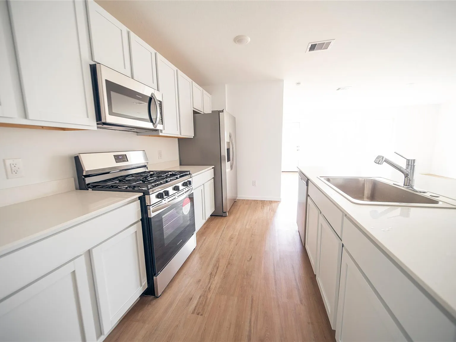 4 bed, 2.0 bath, 1720 sqft, $2,095 — Photo 4