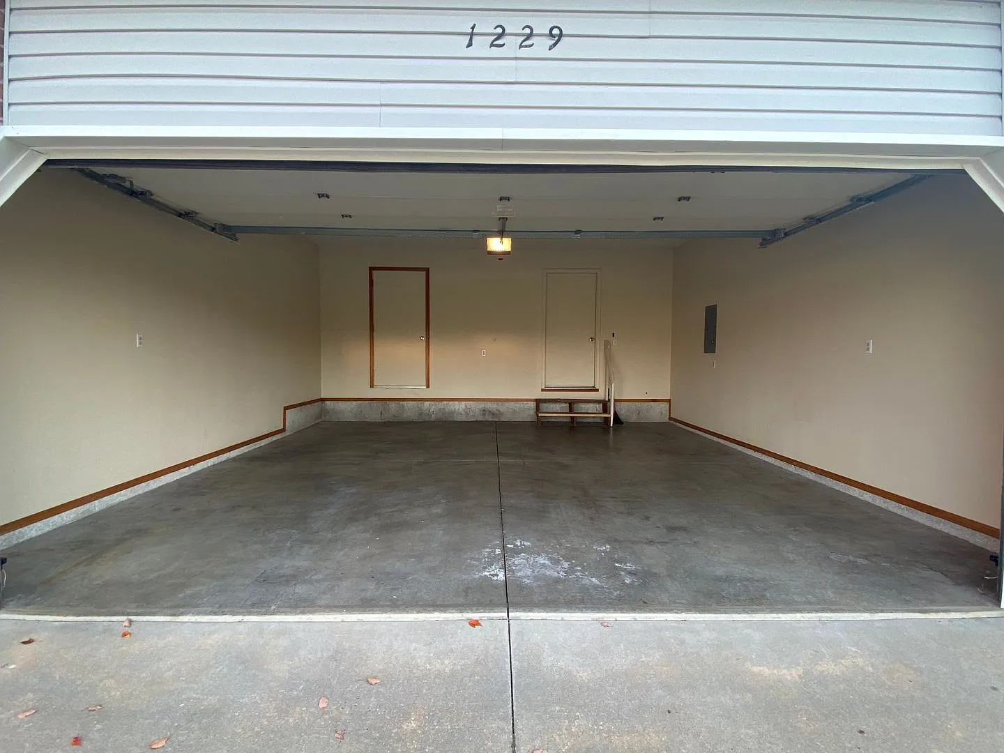 1229 - 1231 W. Bluegrass — Photo 3