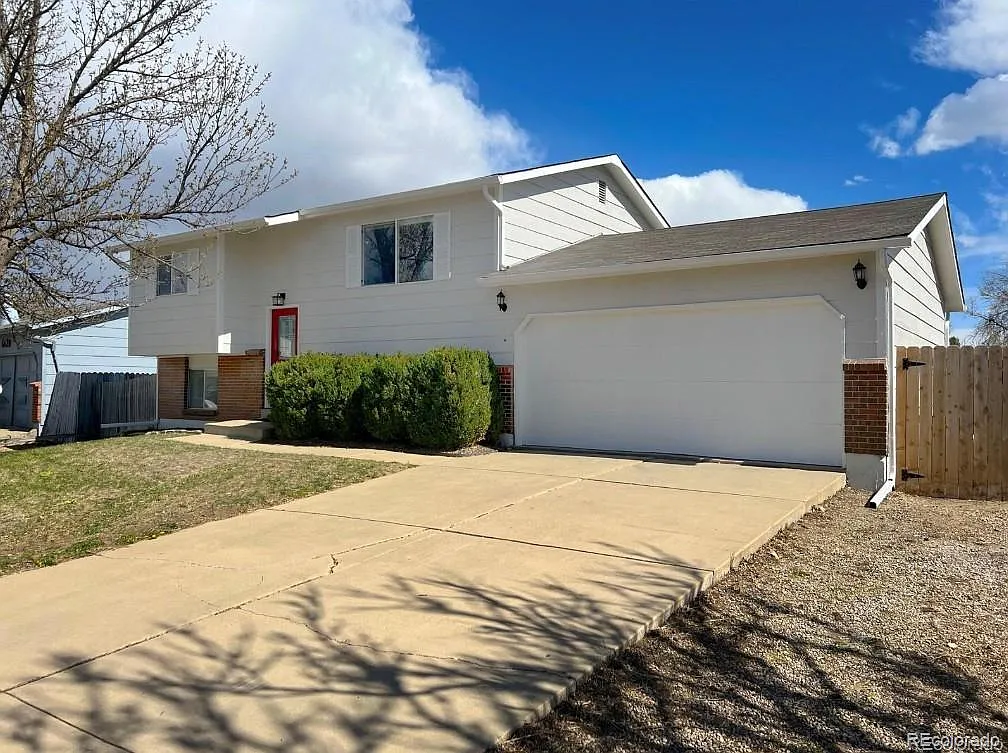 4 bed, 2.0 bath, 1570 sqft, $3,300 — Photo 2