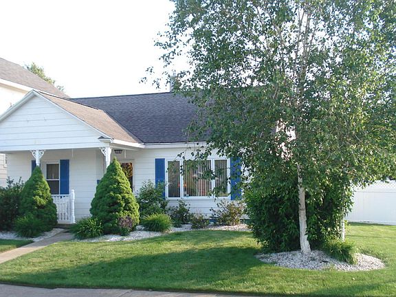 4th image of 90 Dennison St