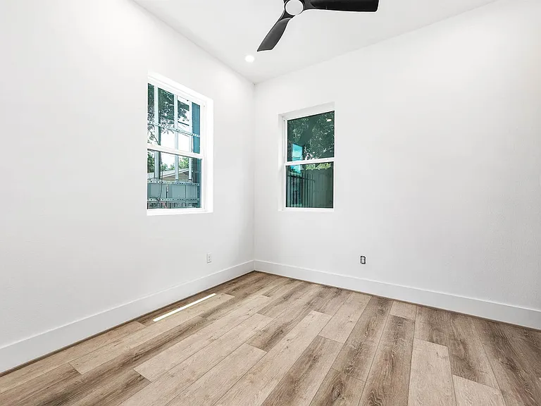 313 N Nagle St — Photo 7
