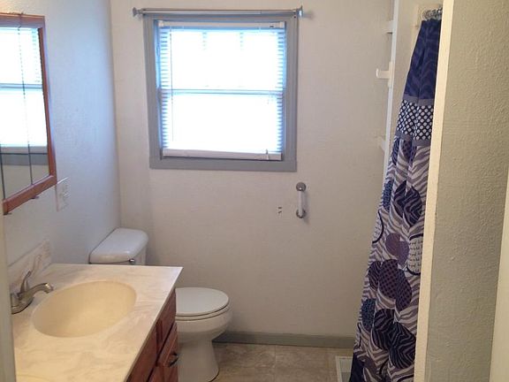 LARGE BATH WITH DOUBLE SINKS