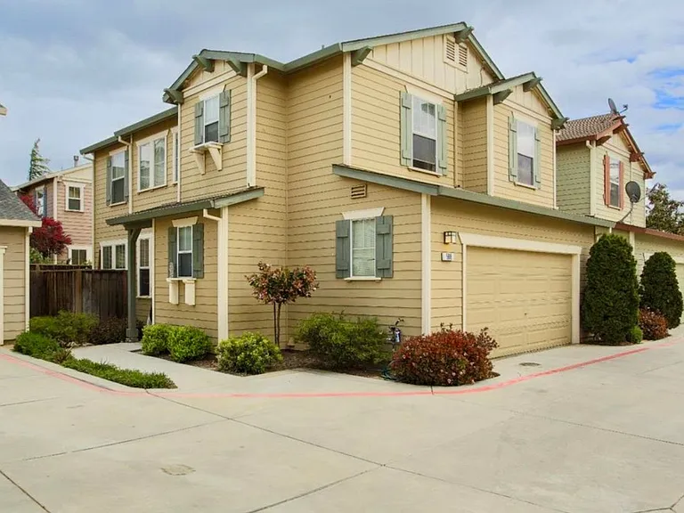 588 Gardenia Pl — Photo 22