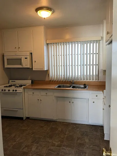 211 N Isabel St — Photo 4