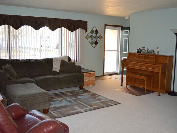 Living Rm 18' x 15', carpet