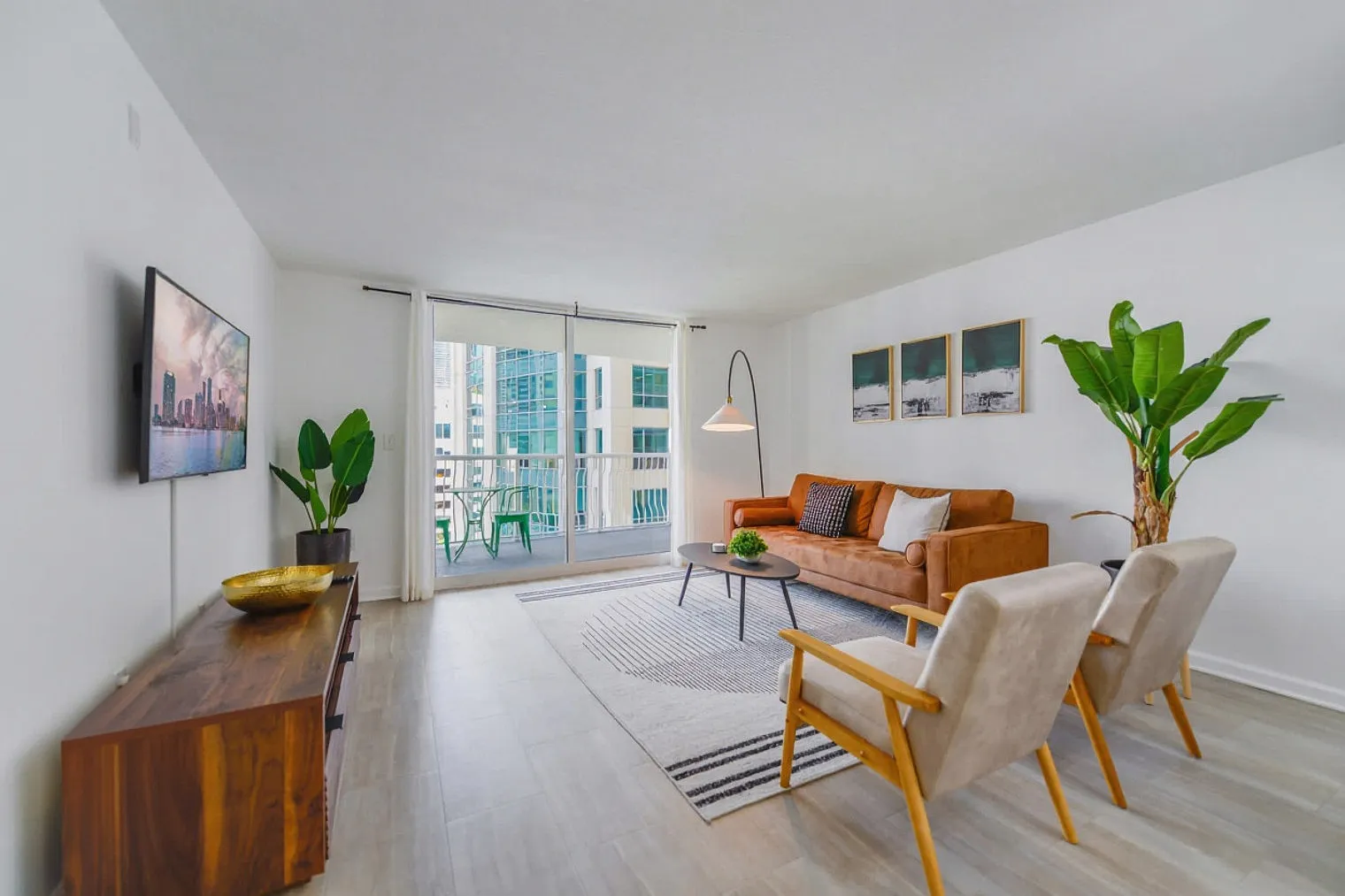 1 bed, 1.0 bath, 818 sqft, $3,067 — Photo 3