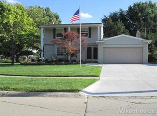 33553 Somerset Dr, Sterling Heights, MI 48312