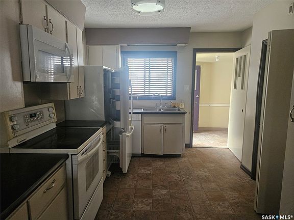 3rd image of 428 1st Avenue NW
