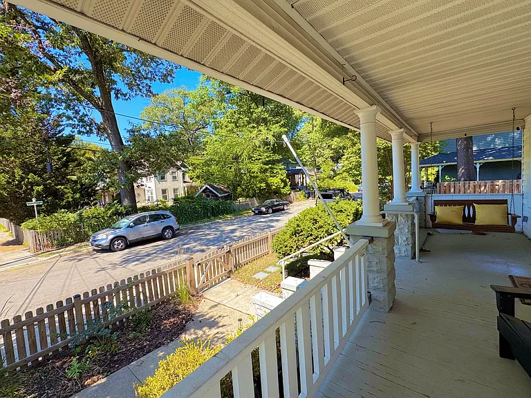 Crittenden St — Photo 4