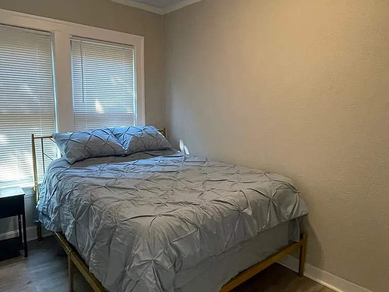 Welcome to 11118 Clifton Ave, Cleveland's premier apartment community. — Photo 6