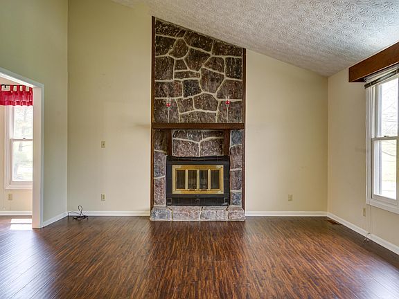 5th image of 102 Glen Oaks Dr