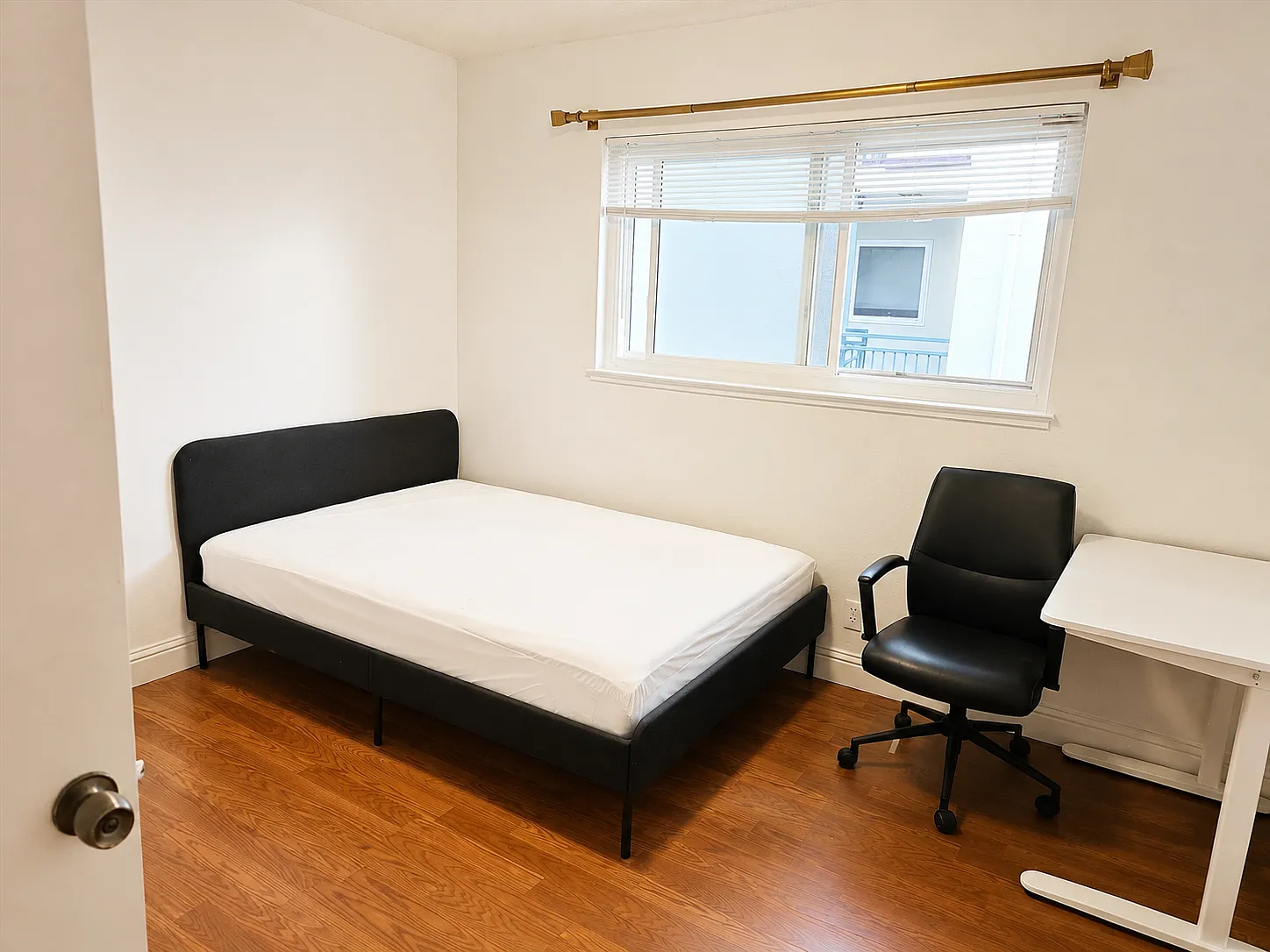 3 bed, 900 sqft, $1,300 — Photo 3