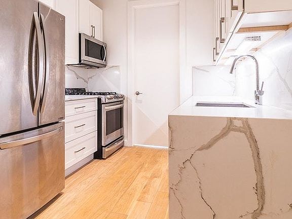 2nd image of 370 Montgomery St #2A