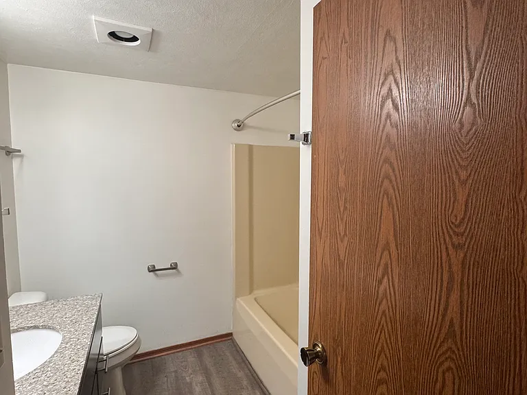 2nd floor - full bathroom