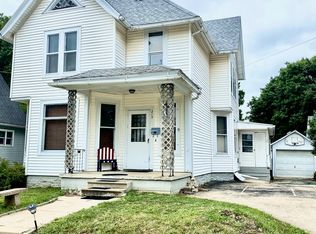 215 W Chamberlin St, Dixon, IL 61021