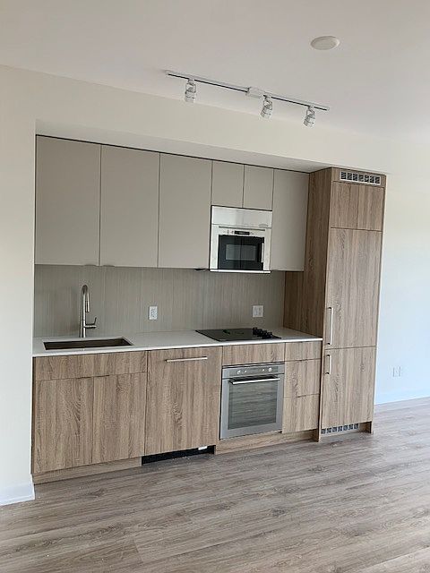 2nd image of 840 Saint Clair Ave W