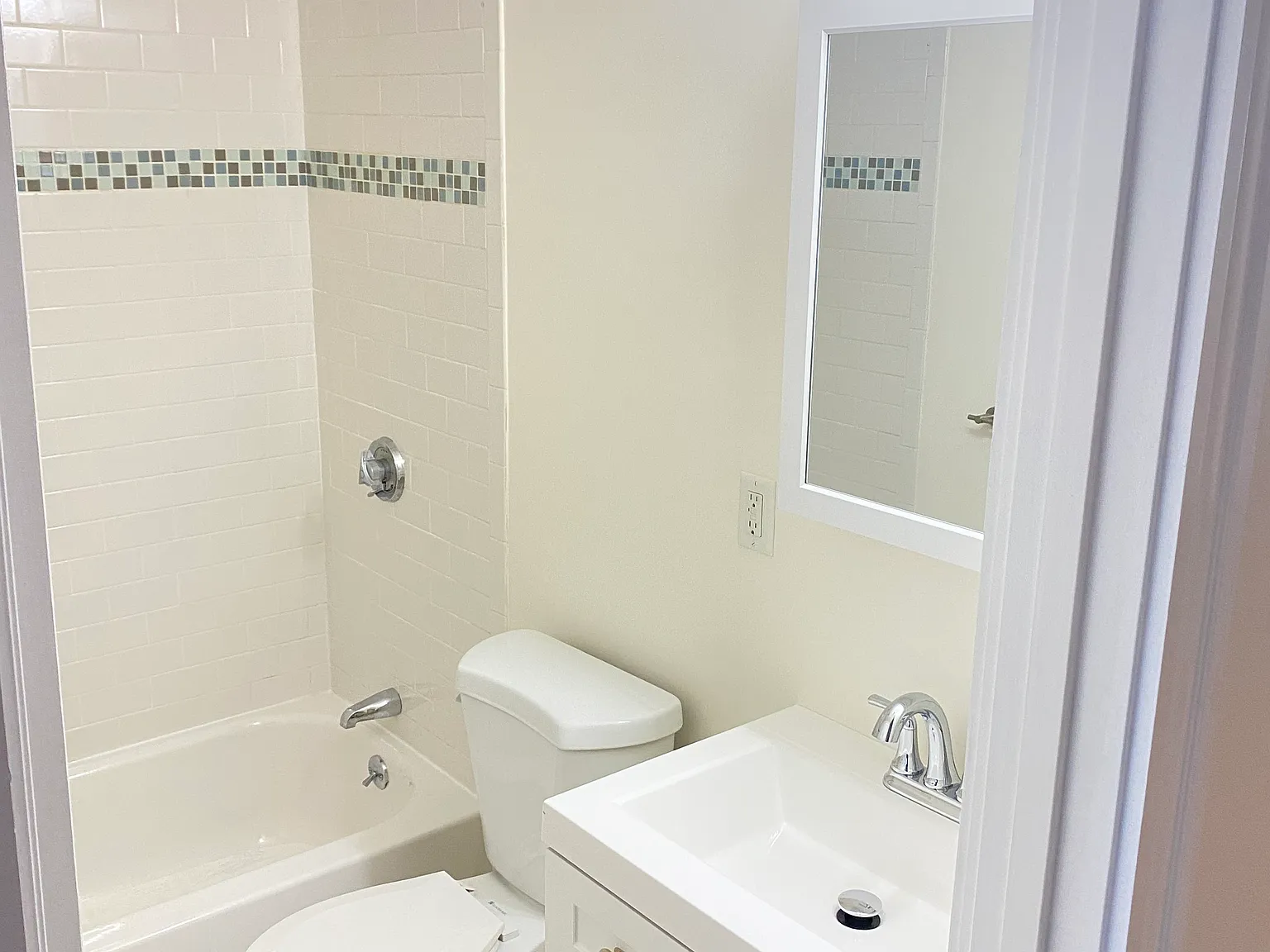 3 bed, 900 sqft, $2,950 — Photo 4